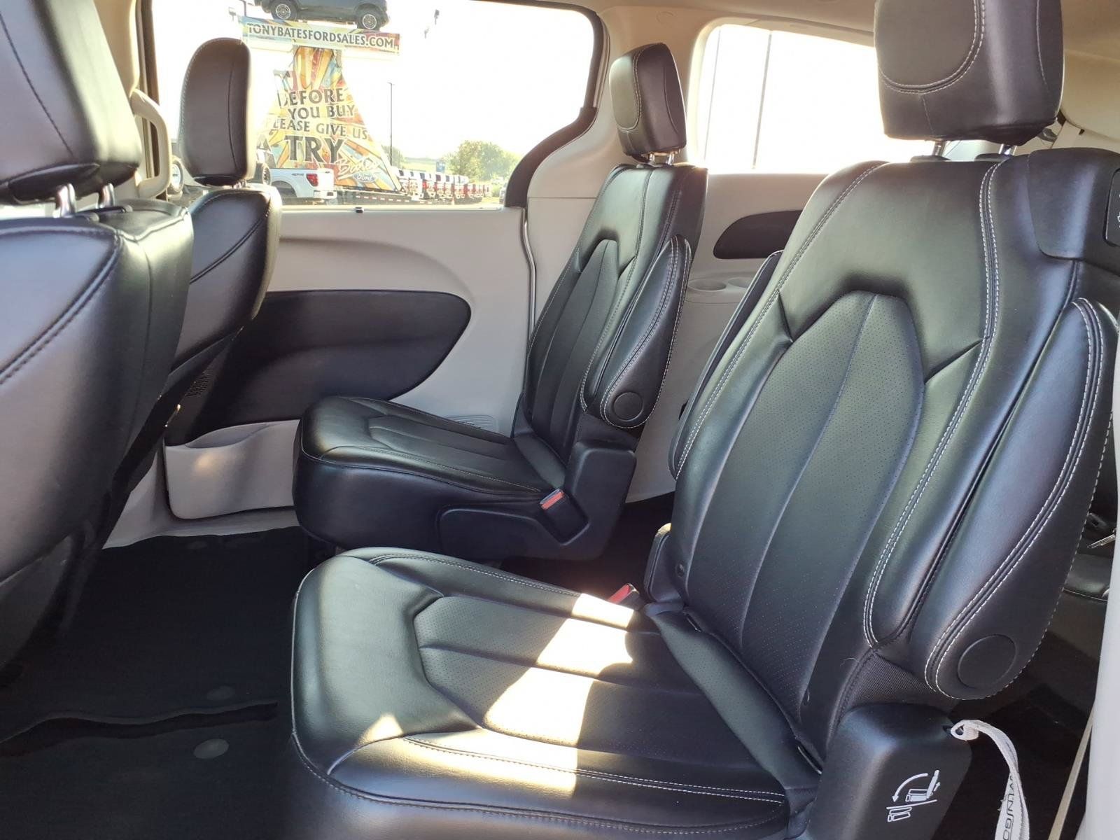 Used 2024 Chrysler Pacifica Touring-L FWD image 13