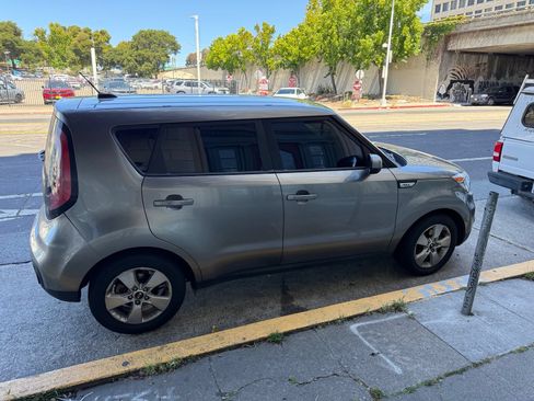 Used 2018 Kia Soul FWD image 4