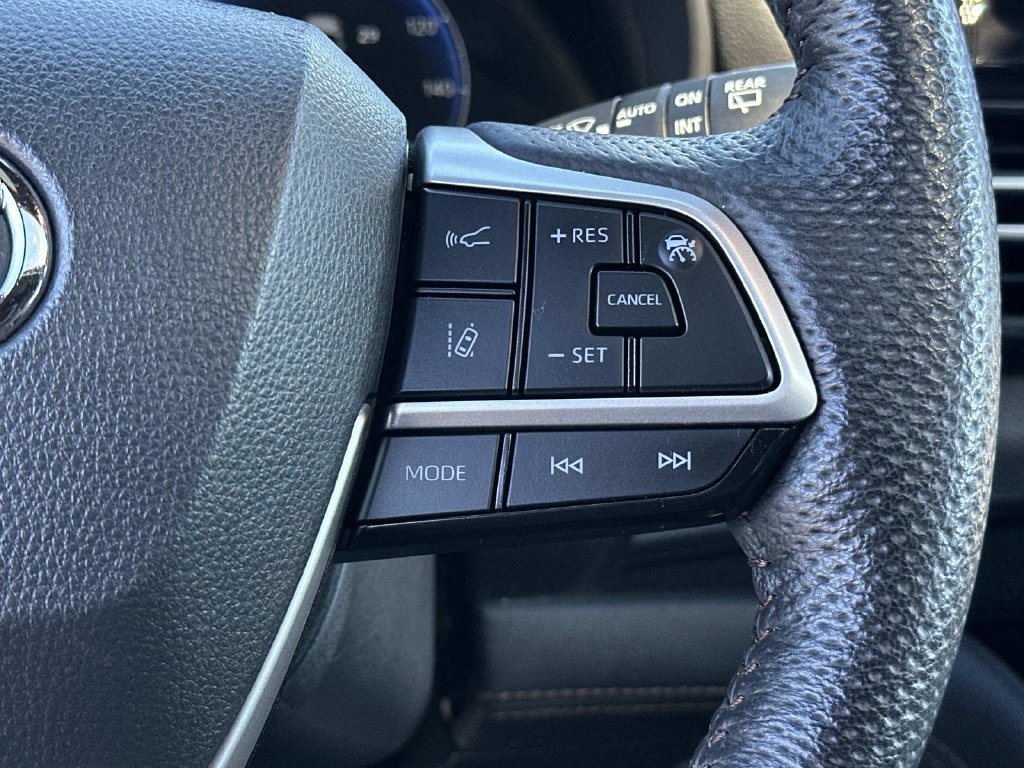 Used 2025 Toyota Sienna Platinum AWD/4WD image 33