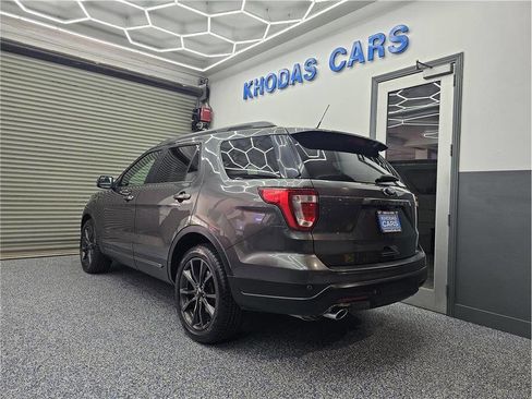 Used 2018 Ford Explorer XLT w/ Equipment Group 202A FWD image 3