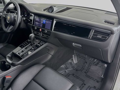 Certified 2025 Porsche Macan image 30