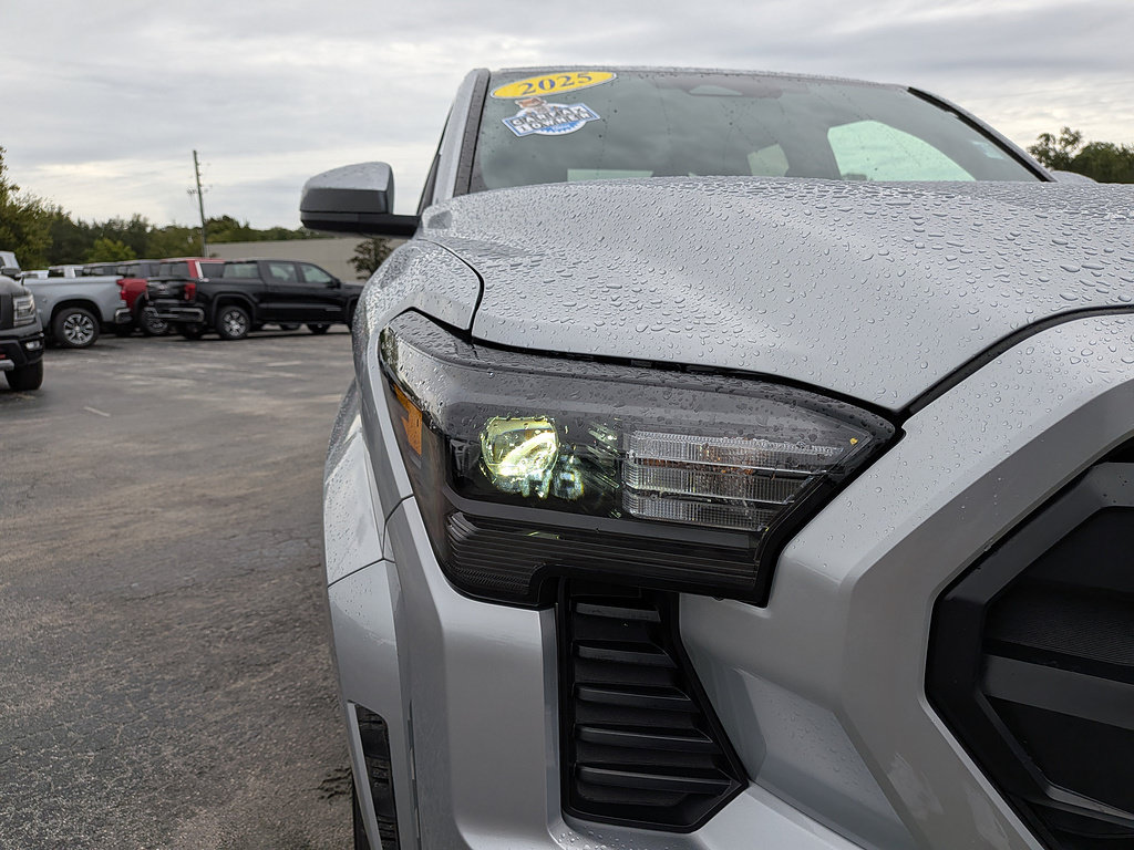Used 2025 Toyota Tacoma SR5 AWD/4WD image 10