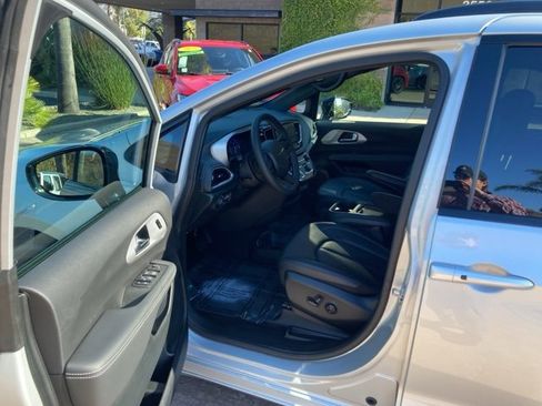 Used 2024 Chrysler Pacifica Touring-L w/ S Appearance Package image 3