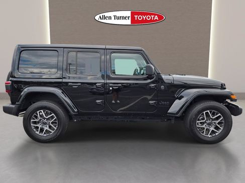 Used 2025 Jeep Wrangler Unlimited Sahara AWD/4WD image 5