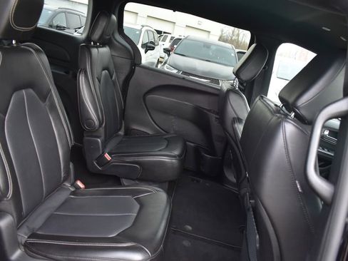Used 2025 Chrysler Pacifica Select FWD image 17