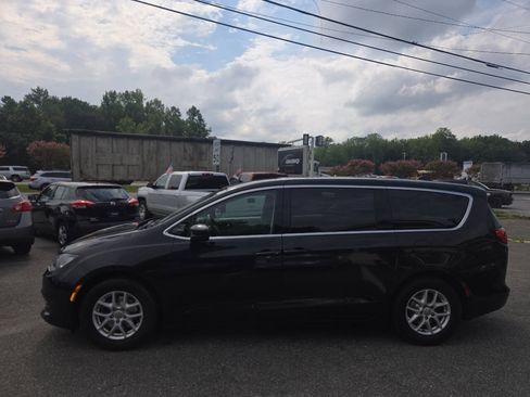 Used 2017 Chrysler Pacifica LX FWD image 12