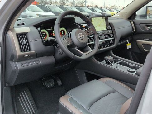 New 2025 Nissan Pathfinder Platinum image 9