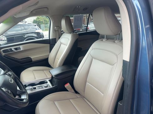 Used 2020 Ford Explorer XLT w/ Equipment Group 202A AWD/4WD image 17