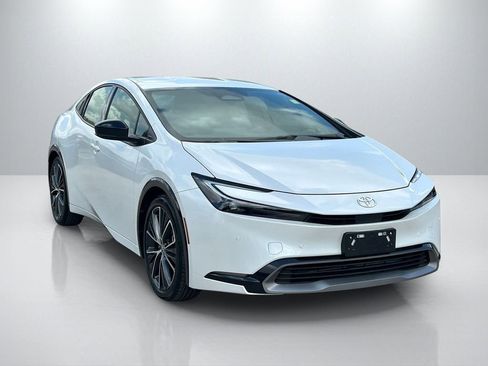 Used 2025 Toyota Prius XLE image 3