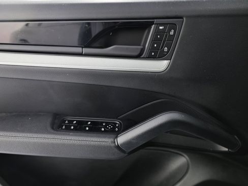 Used 2024 Porsche Cayenne AWD/4WD image 18