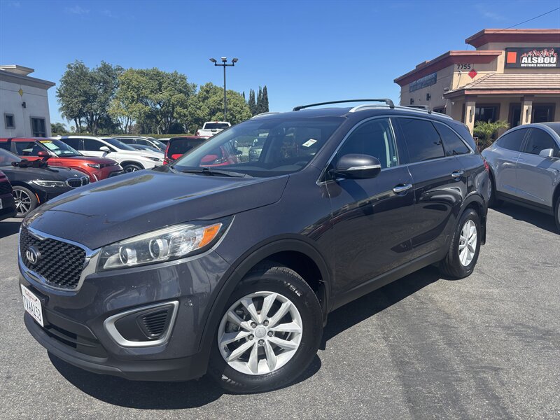 Used 2017 Kia Sorento FWD image 1