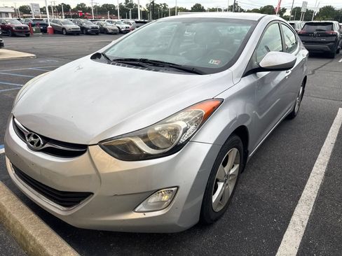Used 2013 Hyundai Elantra GLS w/ Preferred Pkg FWD image 2