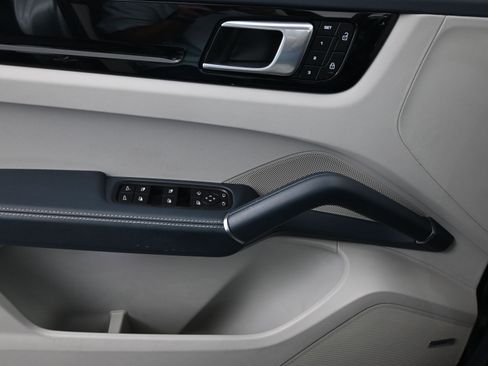 Certified 2022 Porsche Cayenne S image 12