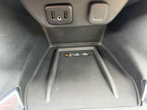 Used 2023 Chevrolet Traverse LT AWD/4WD image 3