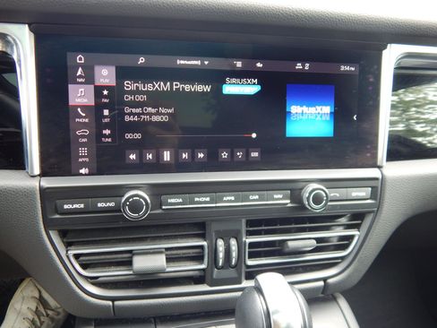 Used 2021 Porsche Macan image 27