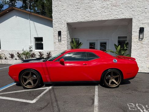 Used 2018 Dodge Challenger SXT RWD image 2