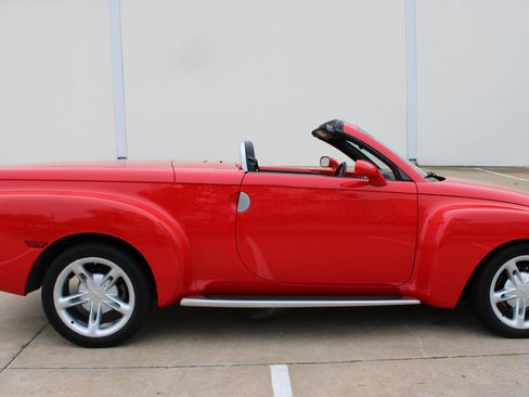 Used 2004 Chevrolet SSR w/ Preferred Equipment Group RWD image 37
