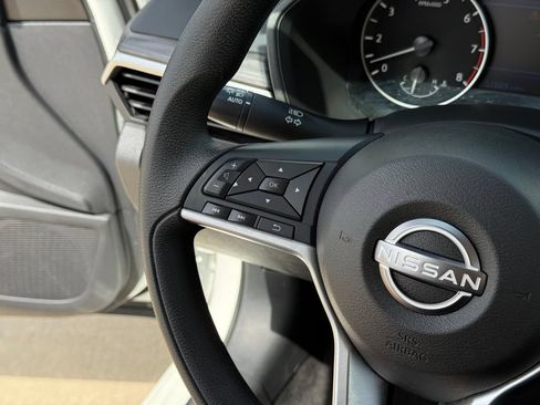 Used 2025 Nissan Altima 2.5 SV FWD image 11