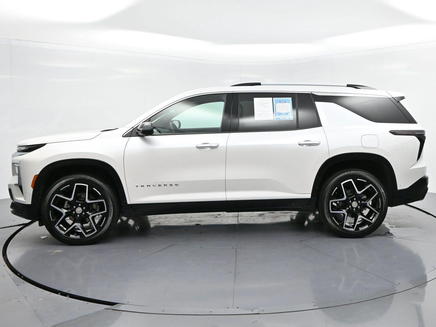 Used 2025 Chevrolet Traverse High Country FWD image 4