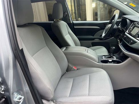 Used 2019 Toyota Highlander LE image 28