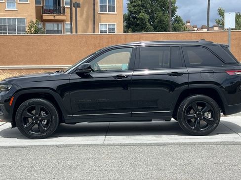 Used 2023 Jeep Grand Cherokee Altitude AWD/4WD image 7