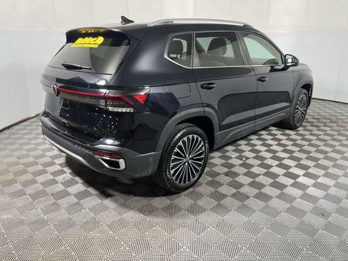 Used 2025 Volkswagen Taos SE FWD image 8