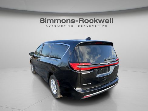 Used 2024 Chrysler Pacifica Touring-L image 5