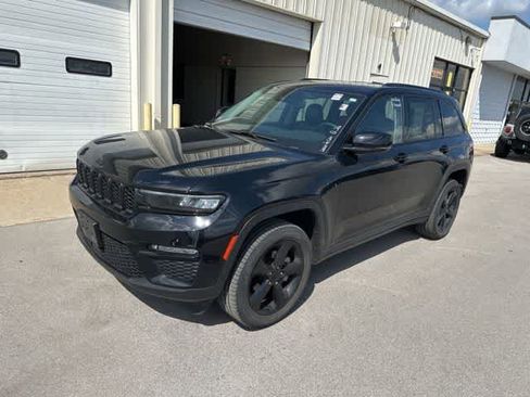 Used 2023 Jeep Grand Cherokee Limited w/ Black Appearance Package AWD/4WD image 14