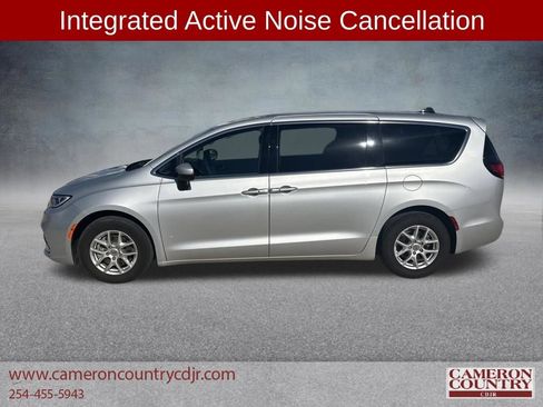 Used 2023 Chrysler Pacifica Touring-L FWD image 2