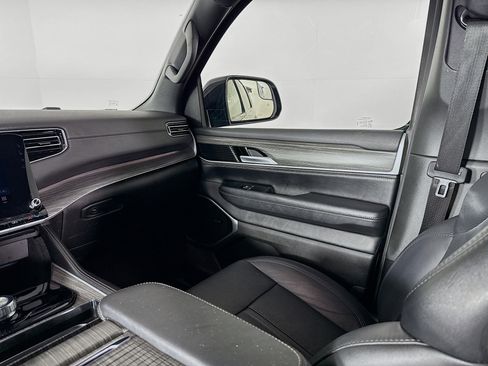 Used 2024 Jeep Wagoneer Series II image 28