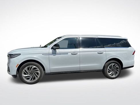 Used 2025 Lincoln Navigator L Reserve AWD/4WD image 2