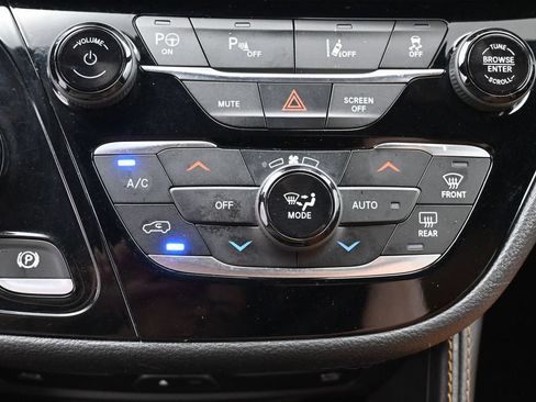 Used 2023 Chrysler Pacifica Pinnacle FWD image 26