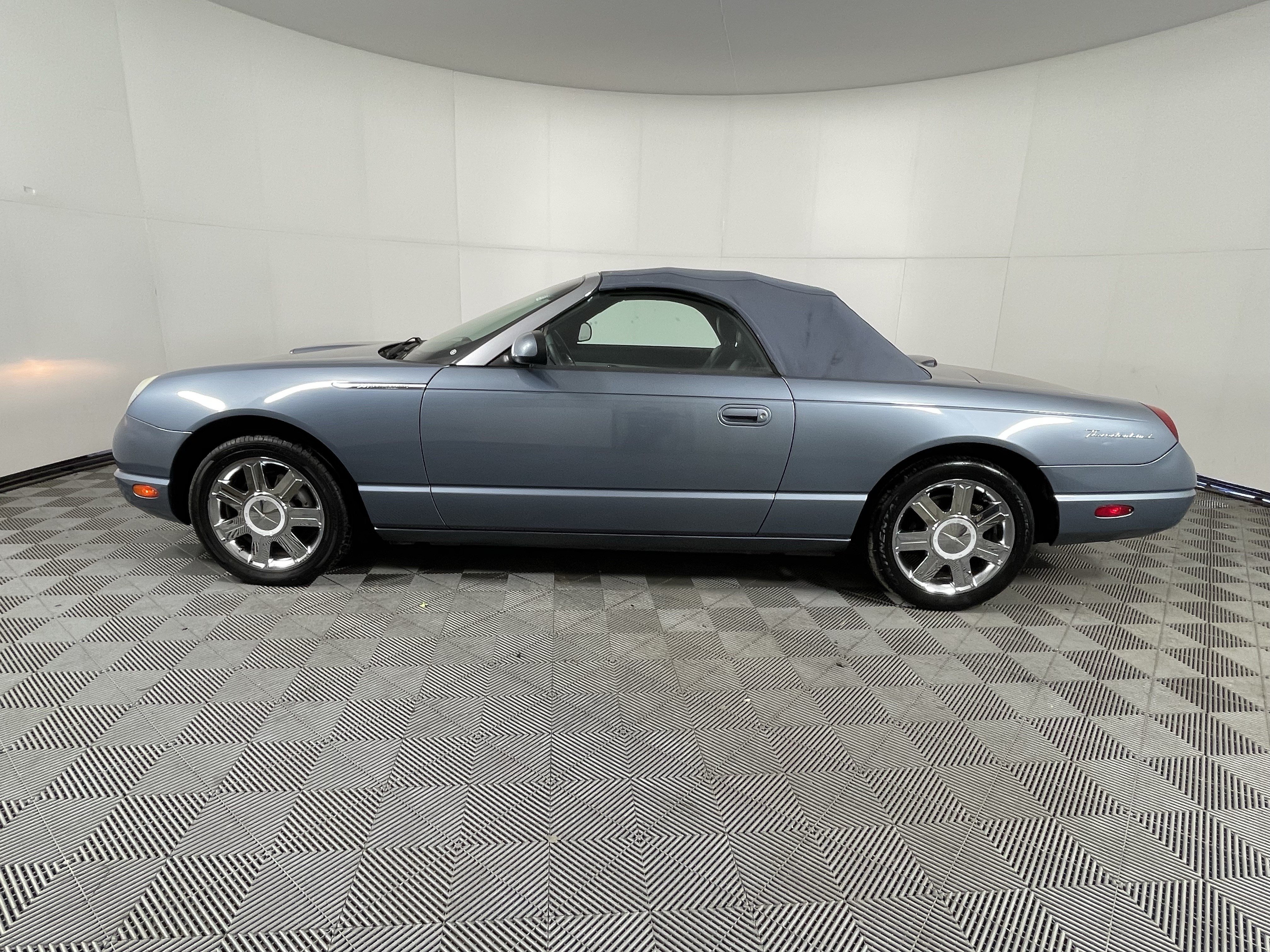 Used 2005 Ford Thunderbird RWD image 2