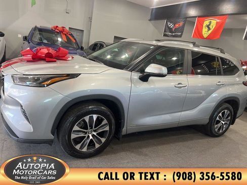 Used 2024 Toyota Highlander XLE AWD/4WD image 3