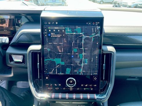 Used 2025 GMC Yukon XL AT4 w/ AT4 Premium Package AWD/4WD image 13