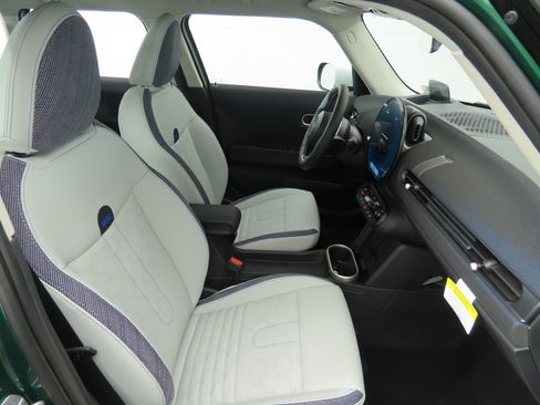 Used 2025 MINI Cooper 4-Door Hardtop image 23