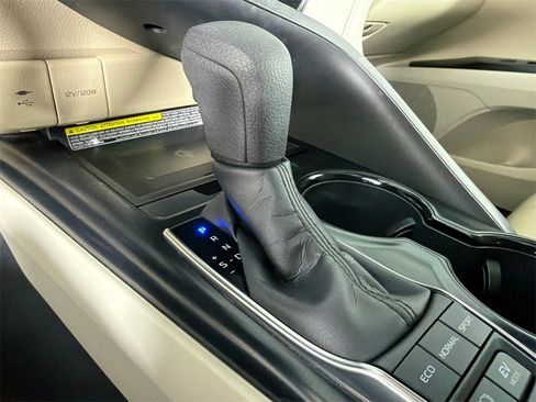 Used 2019 Toyota Camry LE image 32