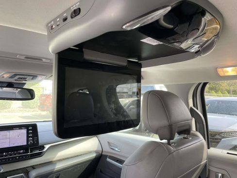 Used 2023 Toyota Sienna Limited image 20