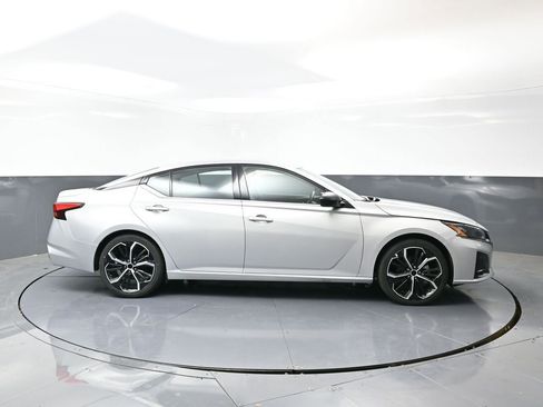 Used 2024 Nissan Altima 2.5 SR image 4