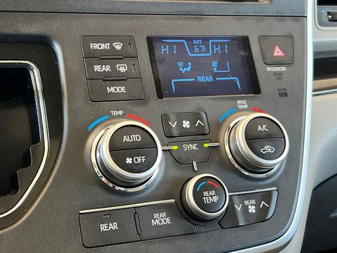 Used 2020 Toyota Sienna XLE Premium image 24