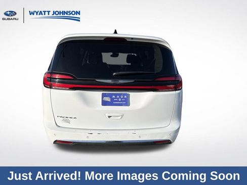 Used 2024 Chrysler Pacifica Touring-L image 8