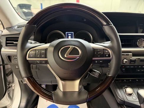 Used 2016 Lexus ES 350 w/ Luxury Package w/Wood Trim FWD image 19