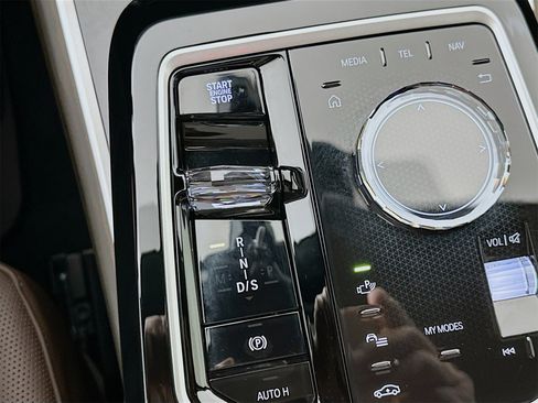 Used 2025 BMW 760i xDrive w/ Executive Package image 18