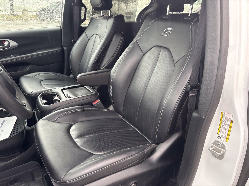Used 2024 Chrysler Pacifica Touring-L w/ S Appearance Package FWD image 31