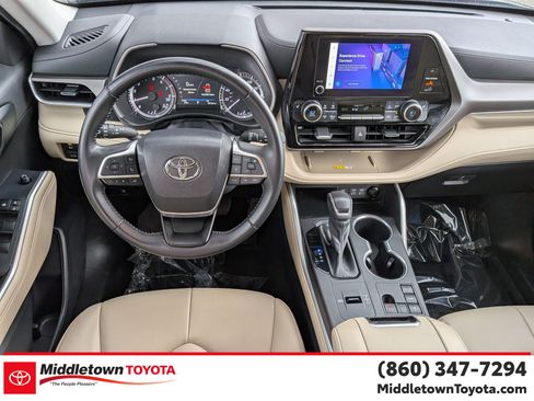Used 2023 Toyota Highlander XLE image 32