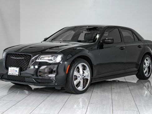 Used 2022 Chrysler 300 Touring w/ Sport Appearance Package image 4