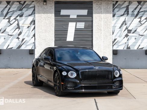 Used 2024 Bentley Flying Spur V8 image 1