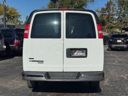 Used 2011 Chevrolet Express 2500 Van 3D image 8