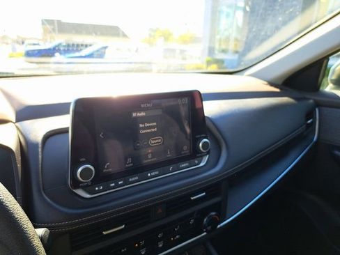 Used 2023 Nissan Rogue S image 13