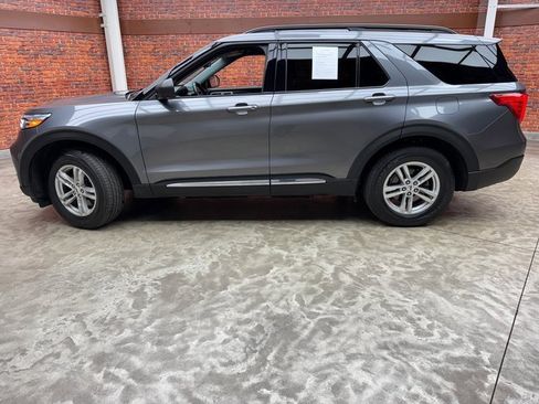 Certified 2022 Ford Explorer XLT image 2